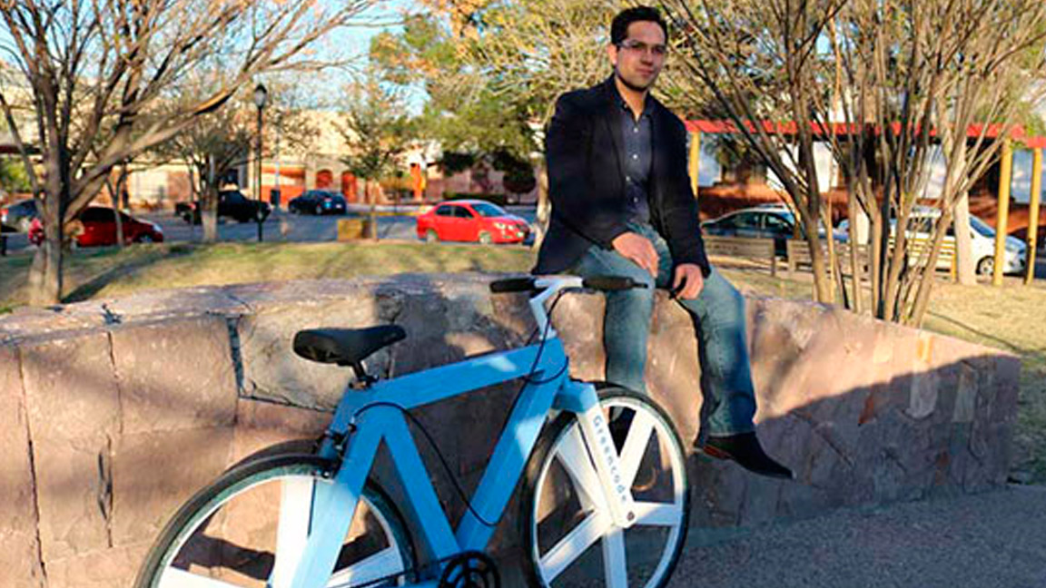 Alberto González, creador de la bicicleta hecha con papel reciclado. Foto: Noticias Tec.