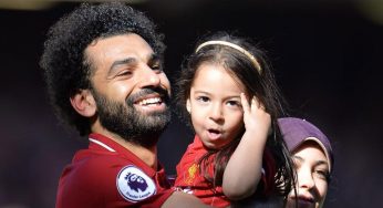 LA HIJA DE MOHAMED SALAH CONQUISTA A LA AFICIÓN DE LIVERPOOL.