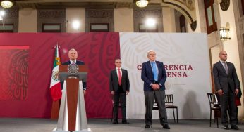 AMLO GUARDA UN MINUTO DE SILENCIO POR LAS VÍCTIMAS DE COVID-19