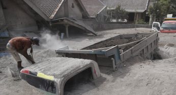 EN INDONESIA INTENTARON RECUPERAR SUS PERTENENCIAS DESPUÉS DE LA ERUPCIÓN DE UN VOLCÁN