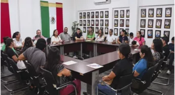 PRESIDENTA MUNCIPAL DEL CHOIX ENTREGA COMÚTADORAS A ESCUELAS